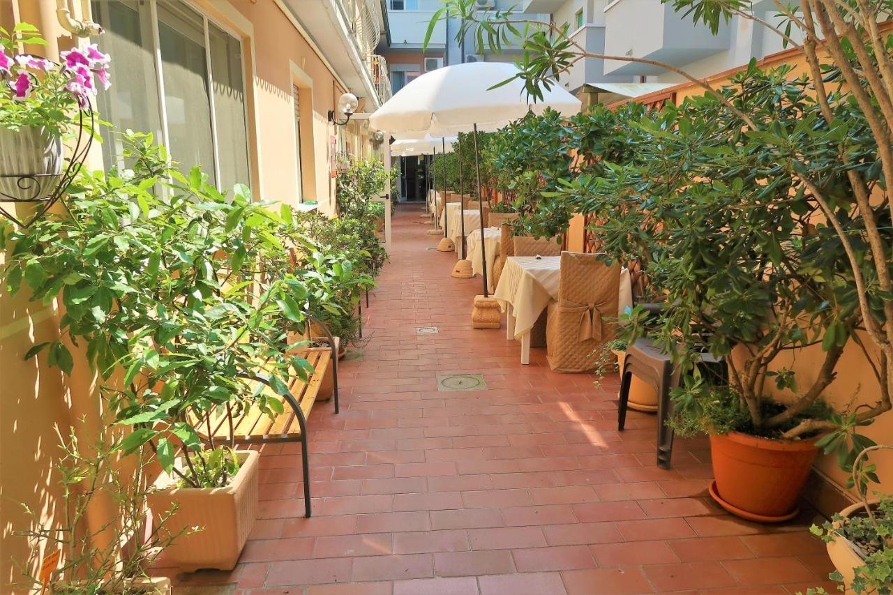 Hotel Tahiti Viareggio Exterior photo